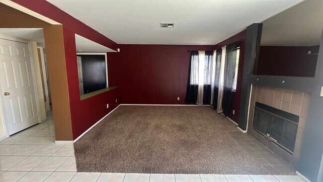 Building Photo - East Palmdale Home