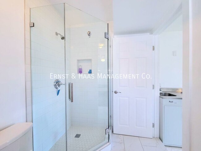 Building Photo - Historic 5-Bedroom, 4-Bath Home with Moder...