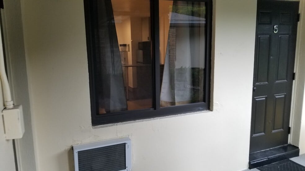 Building Photo - 1952 Madison St