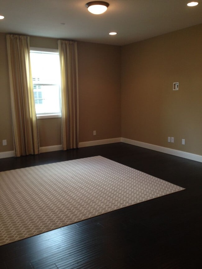 Building Photo - Gorgeous Model Spacious Folsom Unit!