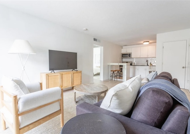 Building Photo - Cutest 2 Bed/ 1 Bath Near UF-Furnished!