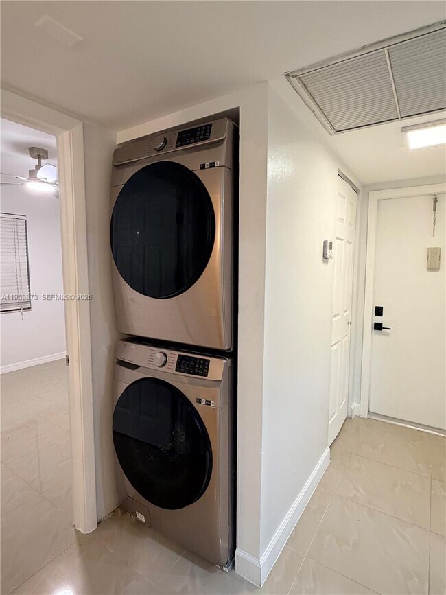 Building Photo - 20730 NE 8th Ct