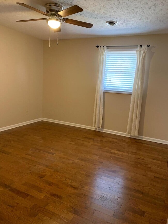 Building Photo - 3499 Lakeside Ct