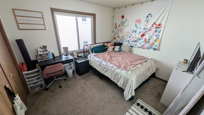 Building Photo - Spacious 3-Bedroom -- Available July 1st!