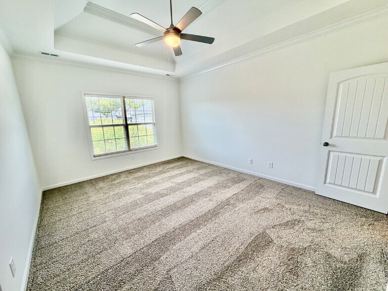Building Photo - "Spacious 4-Bed, 3-Bath Gem on Woodrush Drive – Your Perfect Clarksville Retreat!"