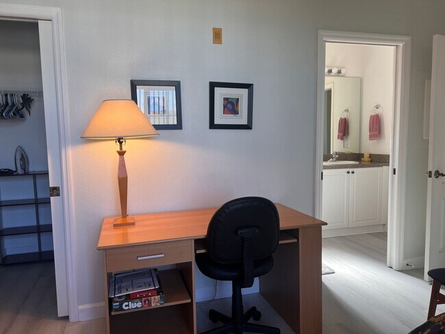 Building Photo - Modern 2BD/2BA Condo in Gondola Park