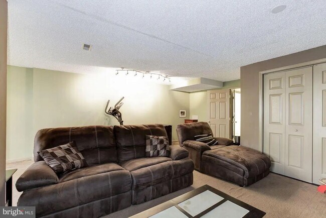 Building Photo - 208 Goldsborough Dr