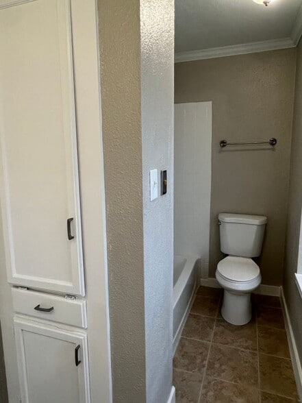 Building Photo - 5909 Avery Island Ave