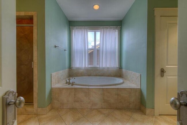 Building Photo - 4527 Avenue B