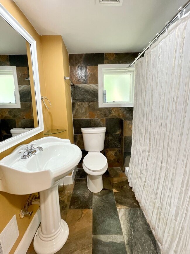 Building Photo - FIVE POINTS