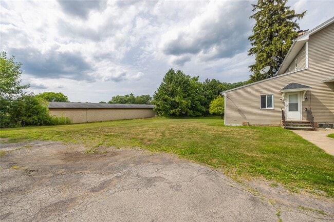 Building Photo - 757 Holt Rd
