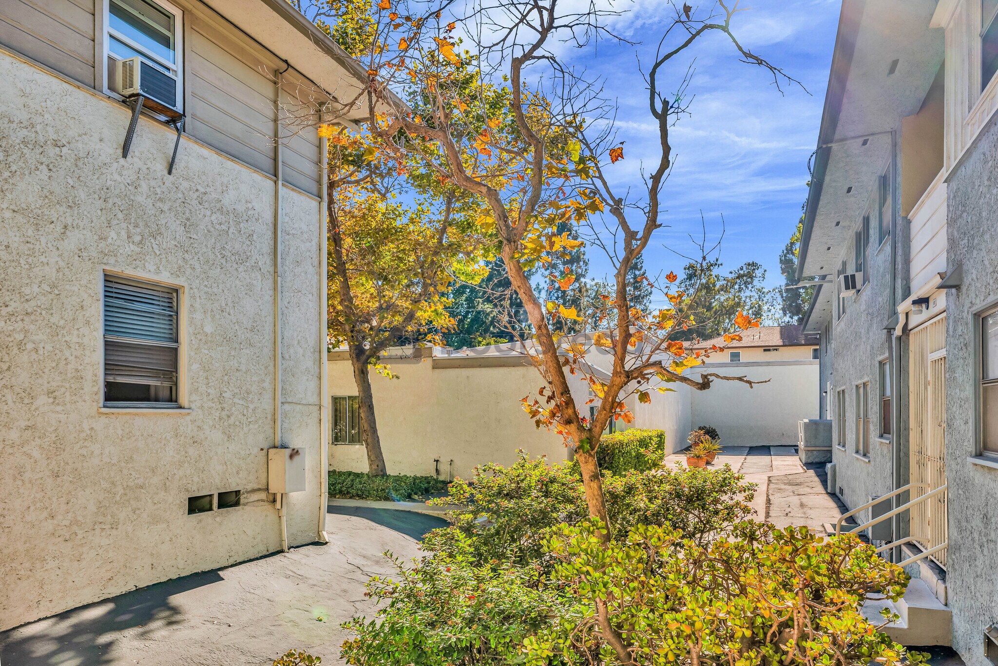 Building Photo - 5835 Bowcroft St
