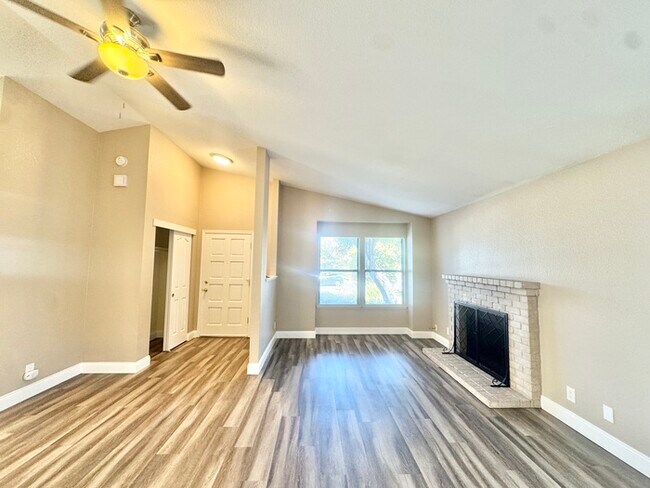 Building Photo - Three Bedroom, Two Bath Home in Citrus Hei...