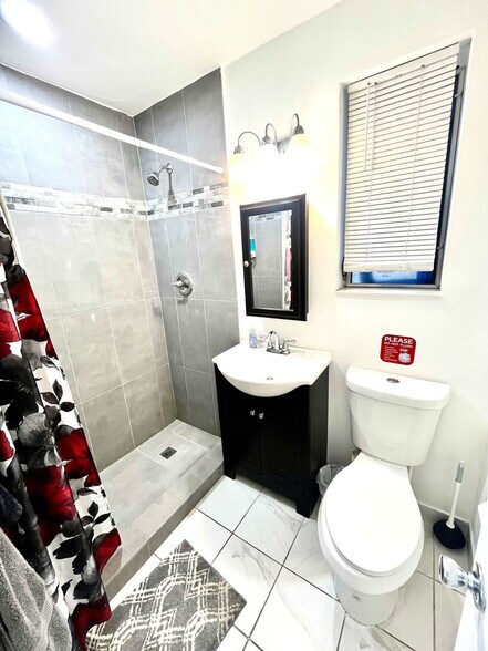 Building Photo - 338 Van Buren St