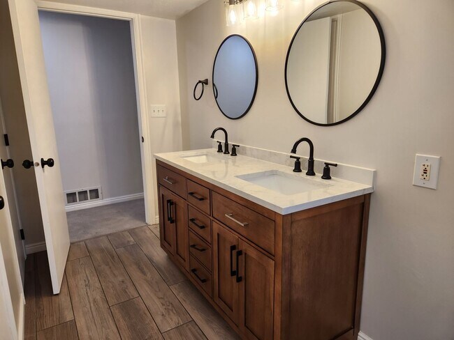 Building Photo - Great 5 Bed 3 Bath Remodeled Home