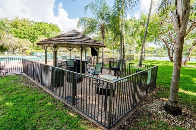 Building Photo - 2205 S Cypress Bend Dr