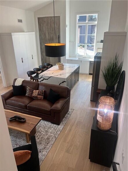 Building Photo - 360-362 2nd St