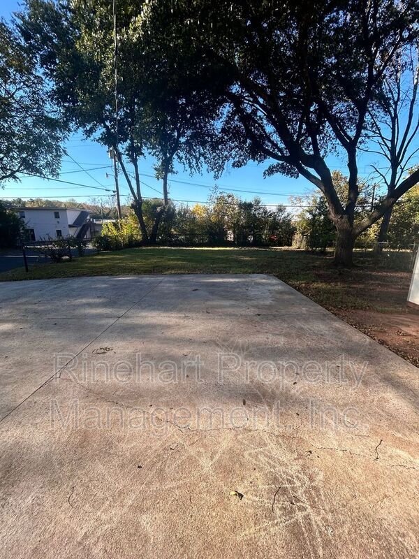 Building Photo - 1329 Eisenhower Rd