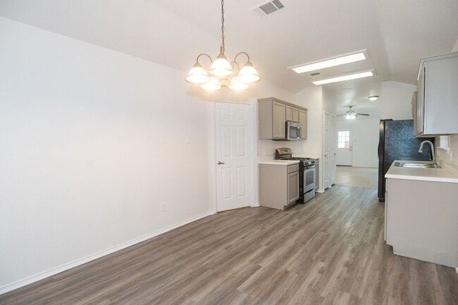 Building Photo - Nestled in Round Rock neighborhood.