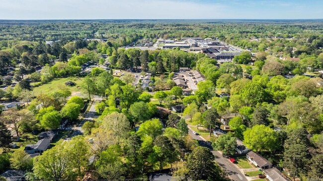 Building Photo - 713 Oakwood