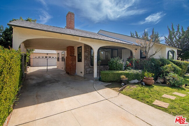 Building Photo - 414 University Ave