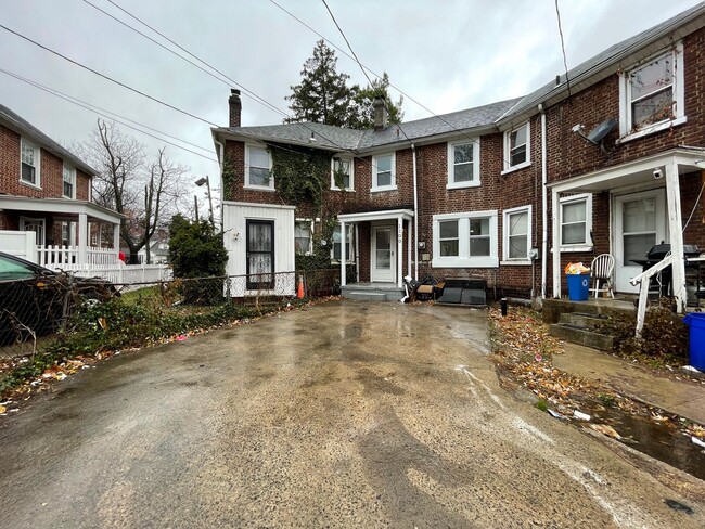 Building Photo - Gut Renovated Two Bedroom/1 Bathroom Home ...