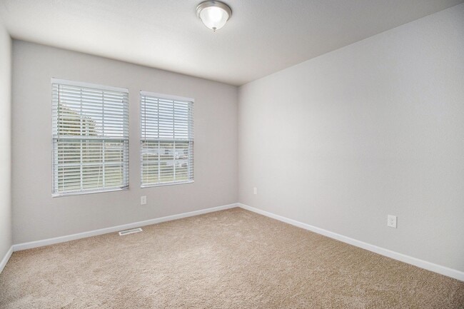 Building Photo - Immediate Occupancy Available!