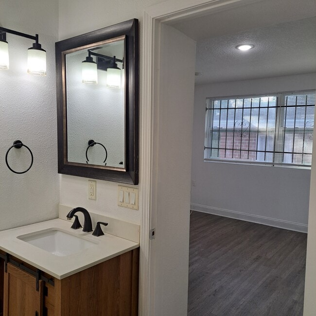 Building Photo - 1416 W 13th St