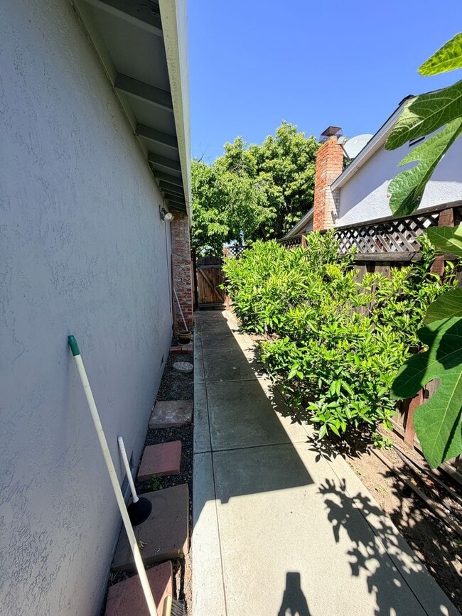 Building Photo - Spanish Style Home in Livermore Available Now!