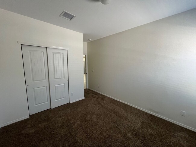 Building Photo - Stunning 3 bedroom, 3 bathroom home locate...