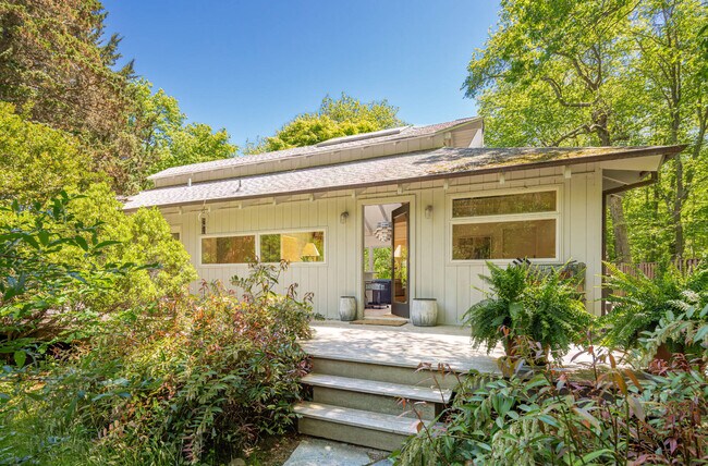 Building Photo - 209 Old Stone Hwy
