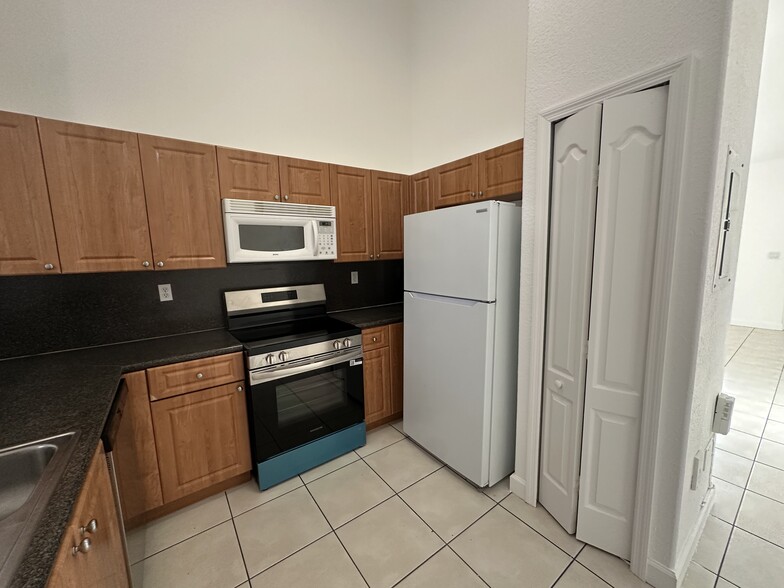 Building Photo - 2755 SE 16th Ave