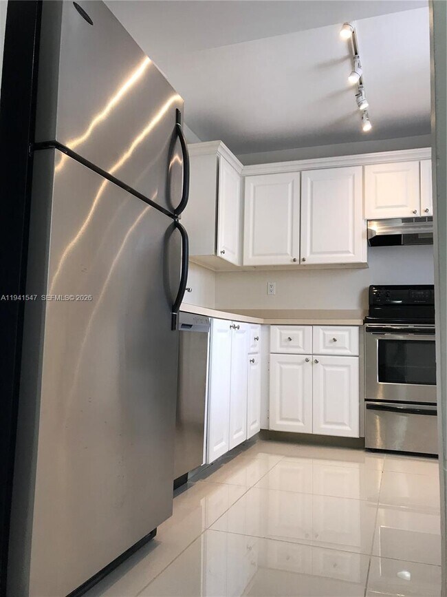 Building Photo - 731 N Pine Island Rd