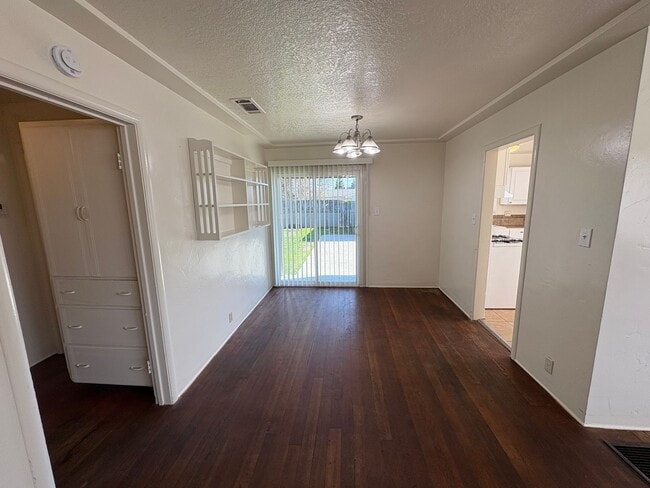 Building Photo - Cozy Home On Spacious Lot near Ballpark coming soon!