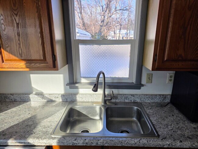 Building Photo - 6813 Urbandale Ave