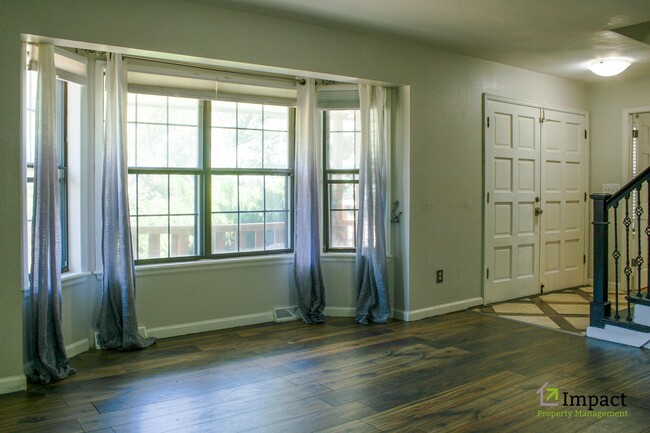 Building Photo - 8586 E Lakeview Dr