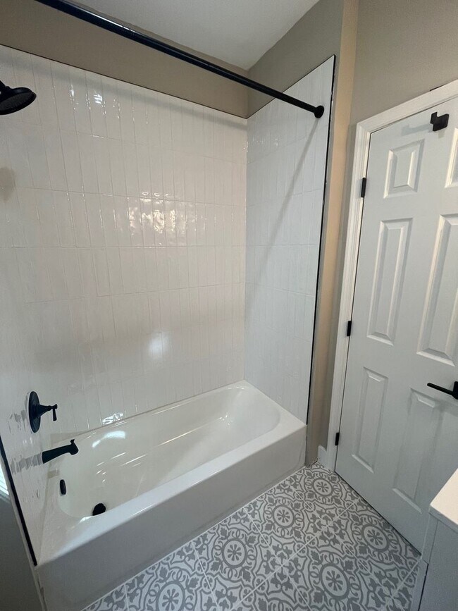 Building Photo - Newly Renovated 4BR/2BA Family Home in Win...