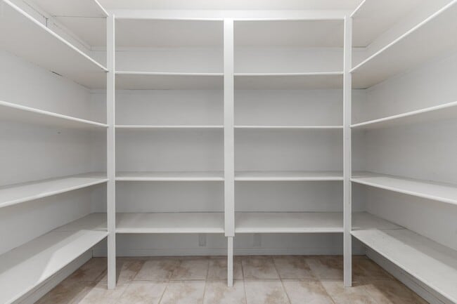 Building Photo - Long term rental in Oakwood with private pool