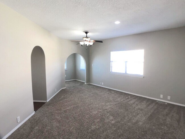 Building Photo - Stunning 4 bedroom in La Cueva area. Spacious layout. Refrigerated air! Extra Space!