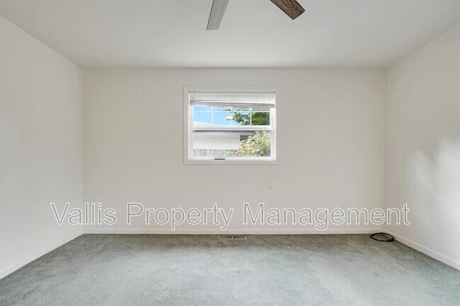 Building Photo - 3385 Camellia Dr S