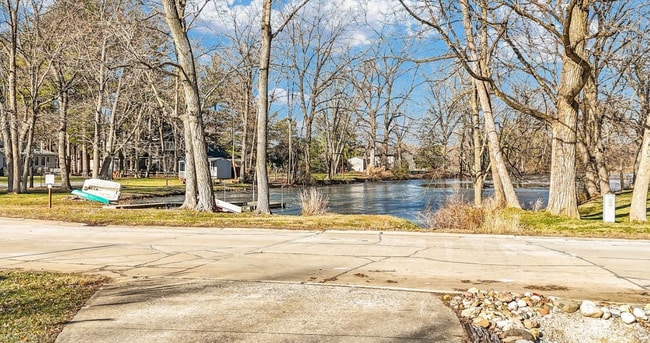 Building Photo - 1705 Lake Shore Dr