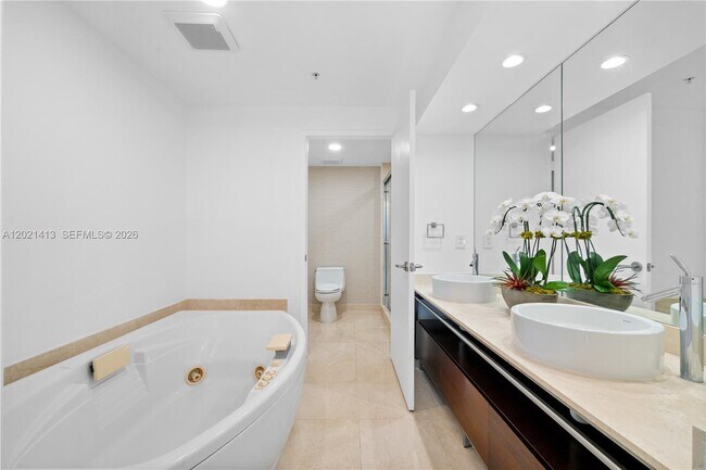 Building Photo - 16275 Collins Ave