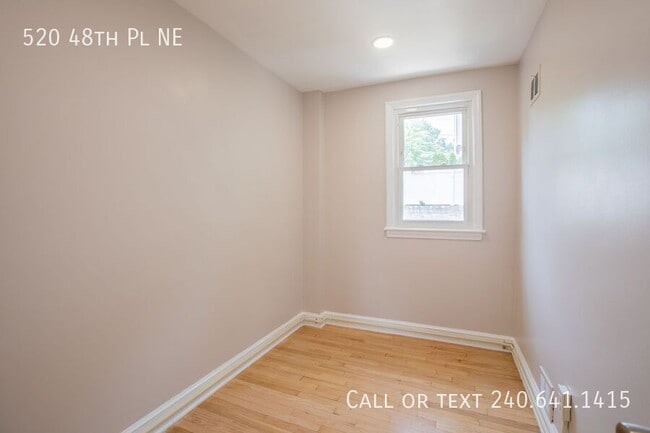 Building Photo - 520 48th Pl NE