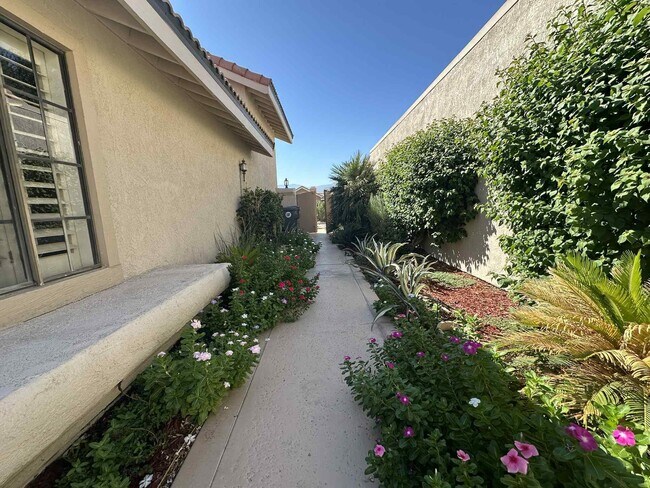Building Photo - 4 Hermosillo Ln