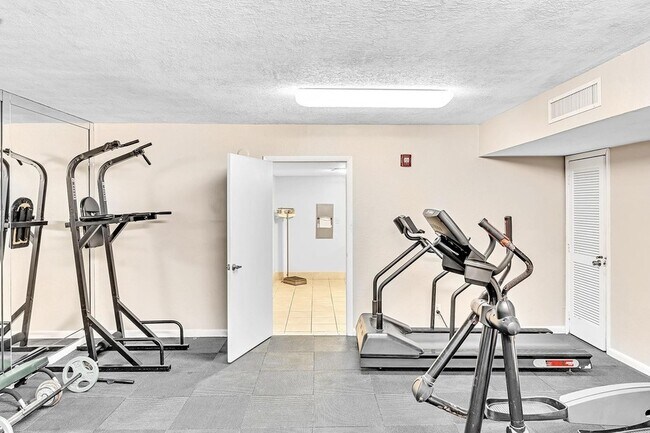 Building Photo - 525 N Ocean Blvd