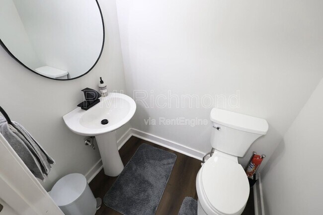 Building Photo - 936 Halsey Ln