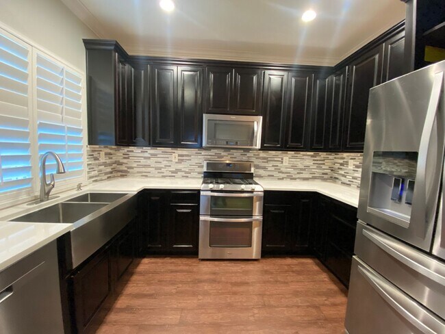 Building Photo - Beautiful & Spacious Home with Modern Touches