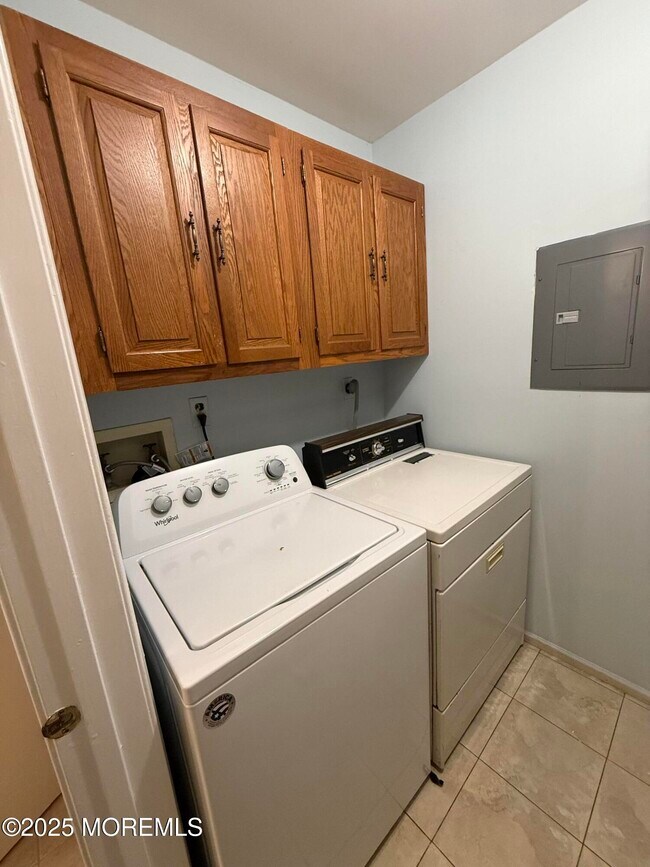 Building Photo - 505 Wellington Pl