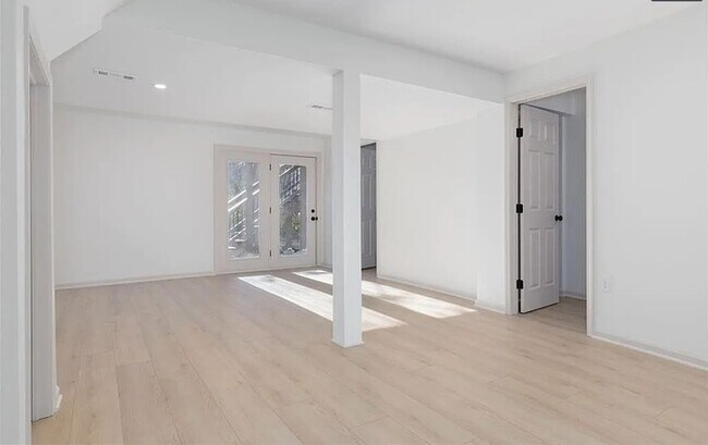 Building Photo - Spacious and Elegant 4 BR 3.5 BA Home in Olathe!