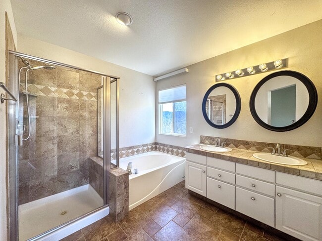 Building Photo - 236 Oxbow Dr